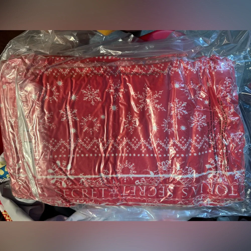 ❤️♥️💋NEW VICTORIA SECRET RED FAIR ISLE SNOWFLAKE ❄️ PLUSH FLEECE BLANKET